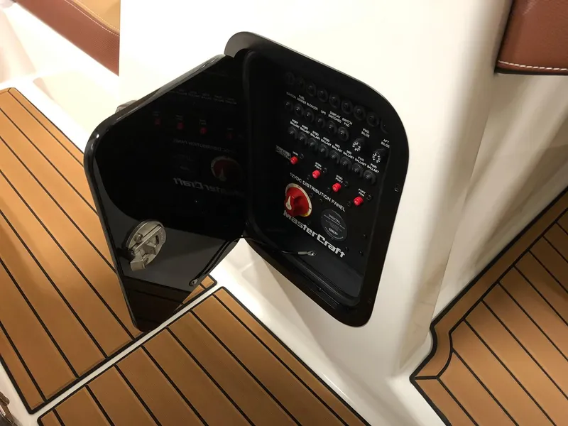 Slide: The Image of MasterCraft X24 2019 - 13