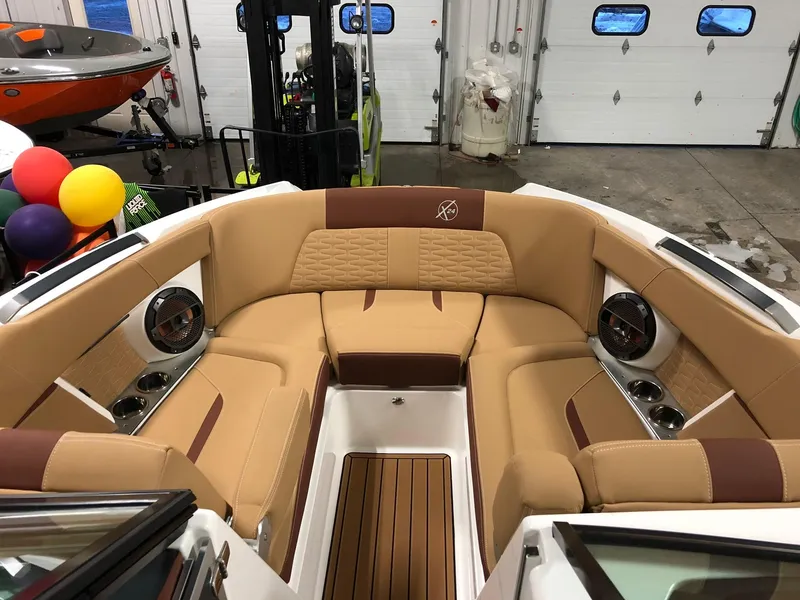 Slide: The Image of MasterCraft X24 2019 - 14