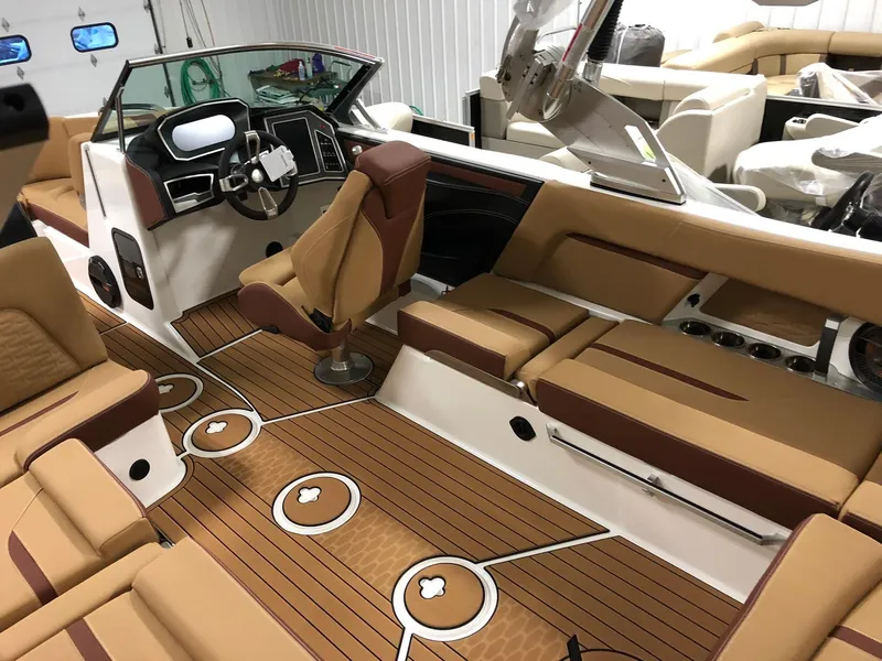Slide: The Image of MasterCraft X24 2019 - 8