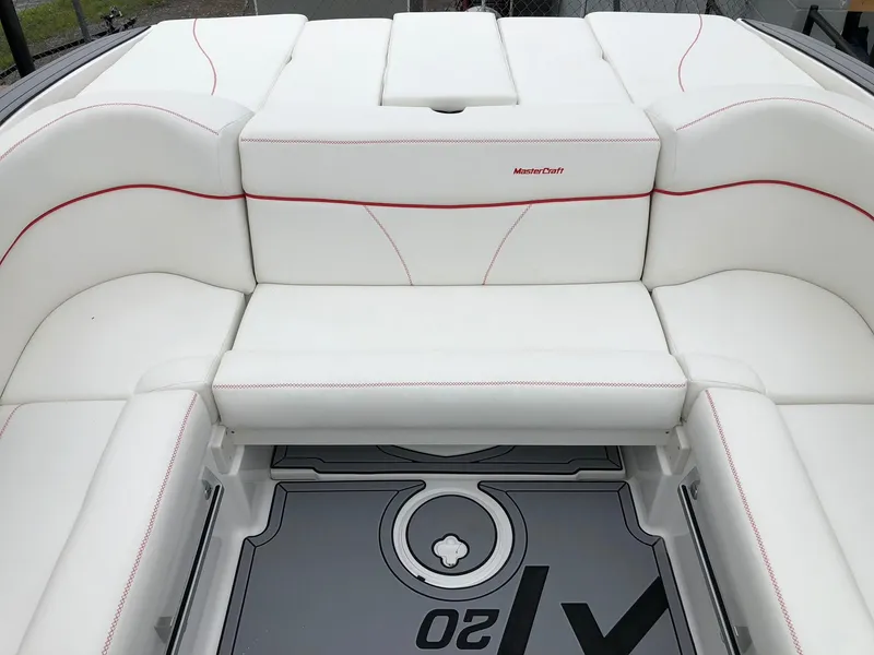 Slide: The Image of MasterCraft XT20 2019 - 11