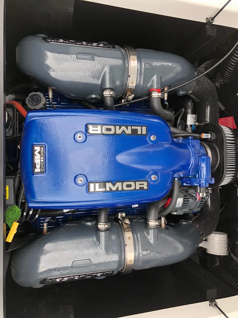 Slide: The Image of MasterCraft XT20 2019 - 12