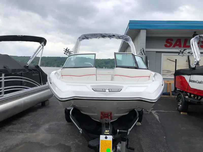Slide: The Image of MasterCraft XT20 2019 - 13