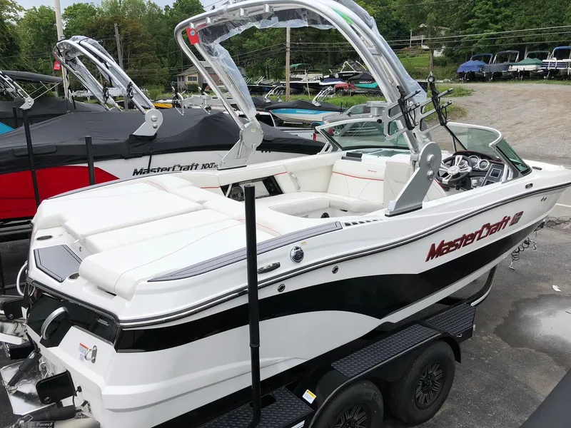 Slide: The Image of MasterCraft XT20 2019 - 3