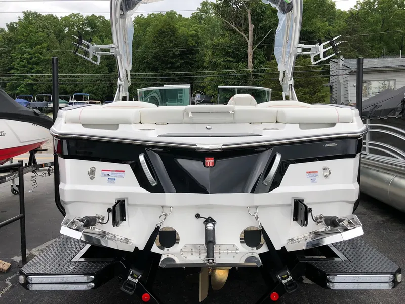 Slide: The Image of MasterCraft XT20 2019 - 4