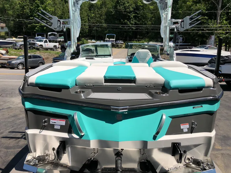 Slide: The Image of MasterCraft XT21 2019 - 10