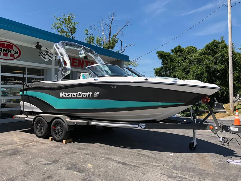 Slide: The Image of MasterCraft XT21 2019 - 12
