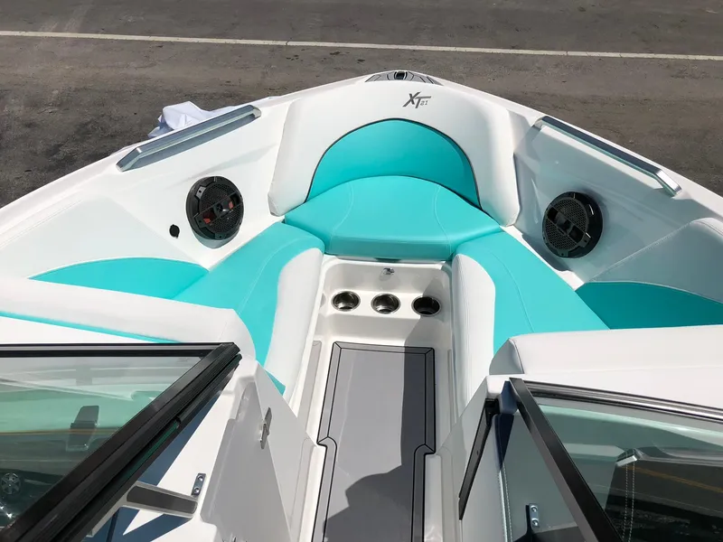 Slide: The Image of MasterCraft XT21 2019 - 6