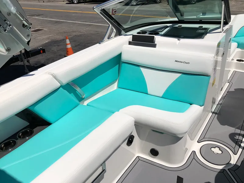 Slide: The Image of MasterCraft XT21 2019 - 8