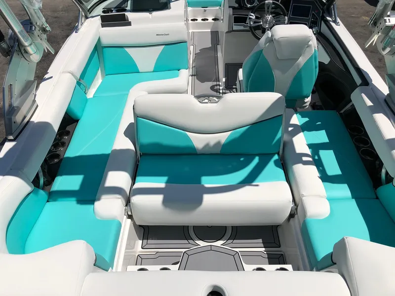 Slide: The Image of MasterCraft XT21 2019 - 9