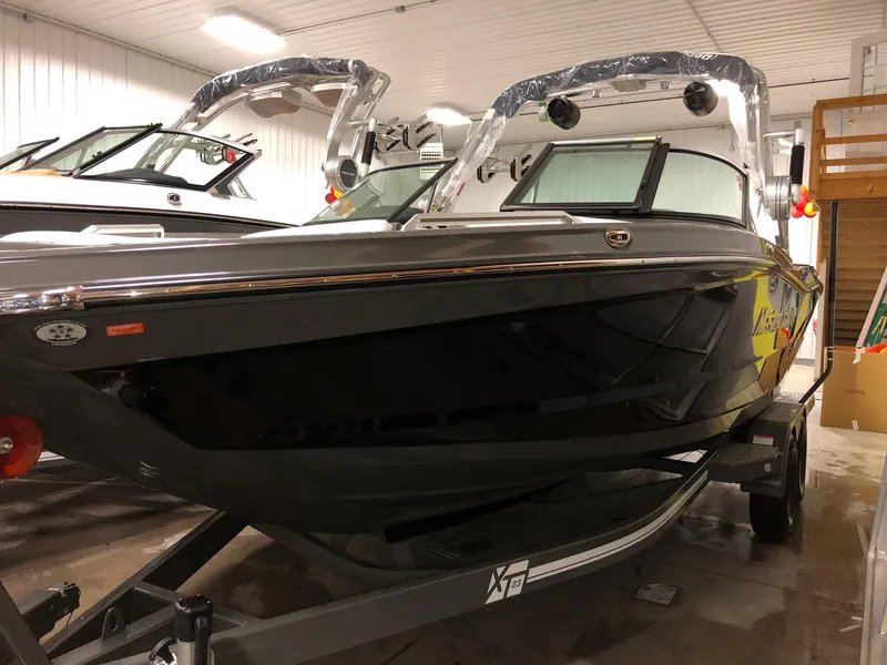 Slide: The Image of MasterCraft XT23 2019 - 10