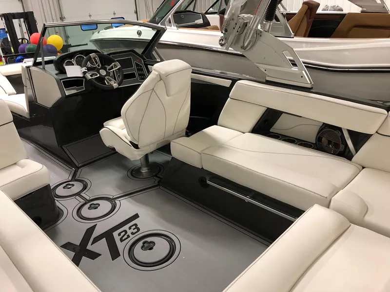 Slide: The Image of MasterCraft XT23 2019 - 4