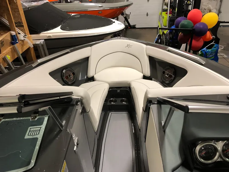 Slide: The Image of MasterCraft XT23 2019 - 6