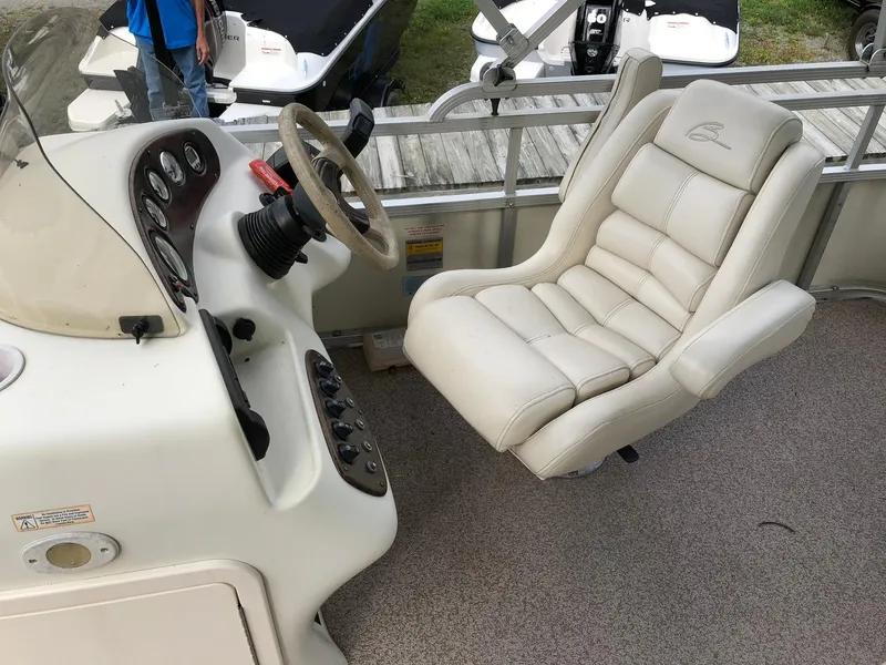 Slide: The Image of Captain's chair and helm of a 2001 Bennington 2250 RL pontoon boat. - 5