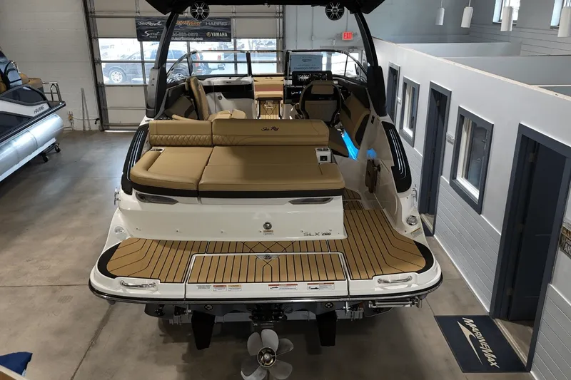 Slide: The Image of Sea Ray SLX 260 2026 - 11