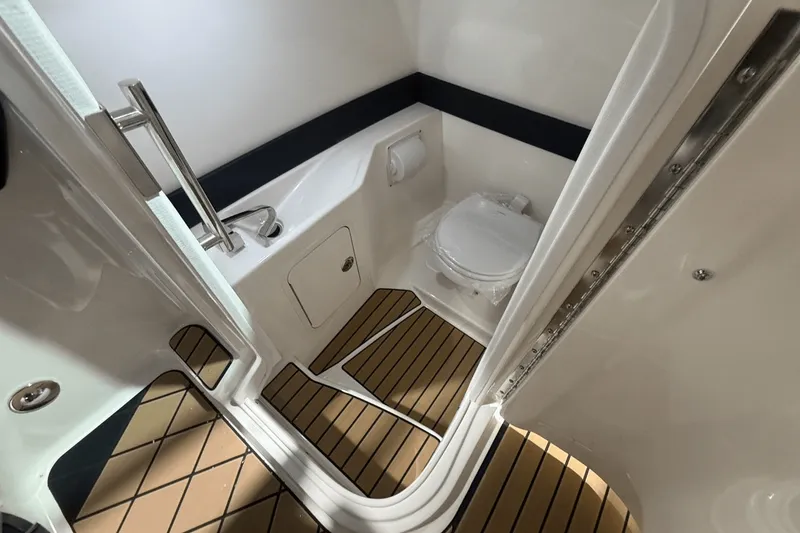 Slide: The Image of Sea Ray SLX 260 2026 - 18