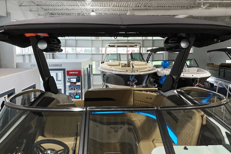 Slide: The Image of Sea Ray SLX 260 2026 - 23