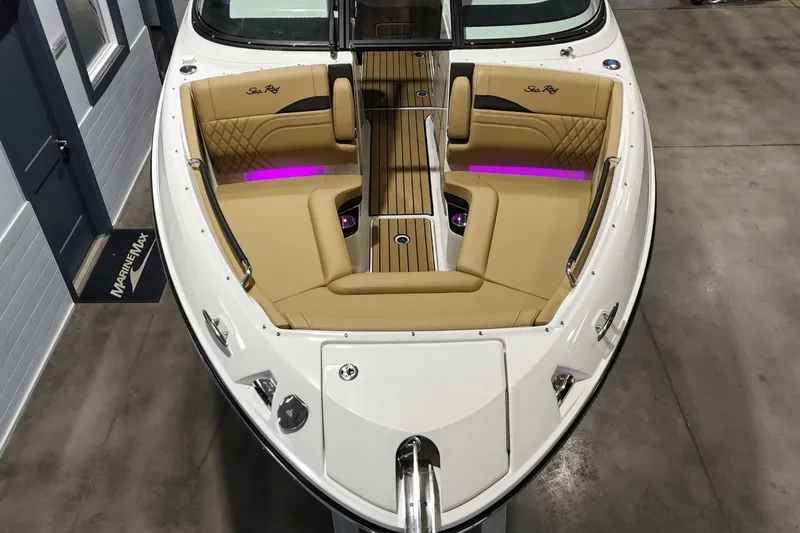 Slide: The Image of Sea Ray SLX 260 2026 - 25