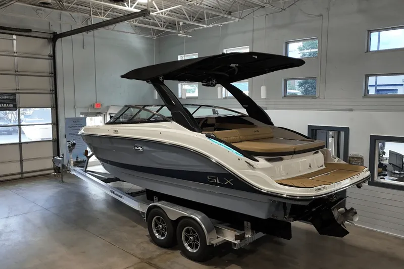 Slide: The Image of Sea Ray SLX 260 2026 - 3
