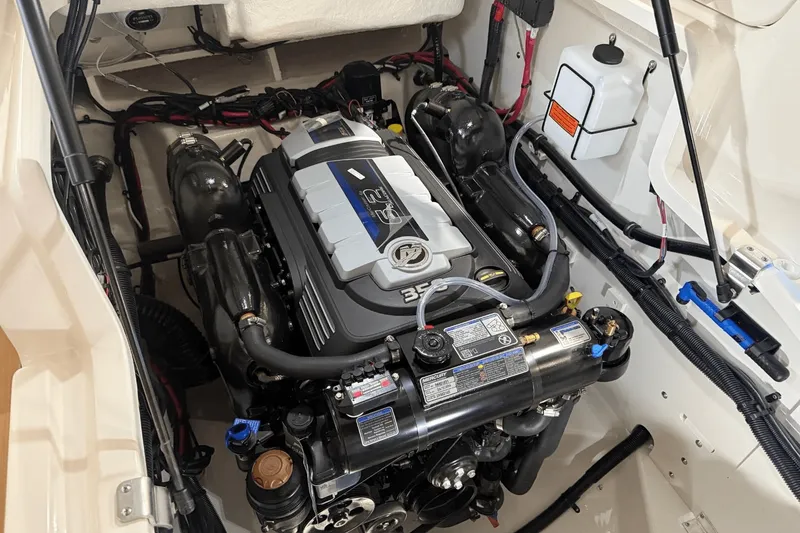 Slide: The Image of Sea Ray SLX 260 2026 - 30