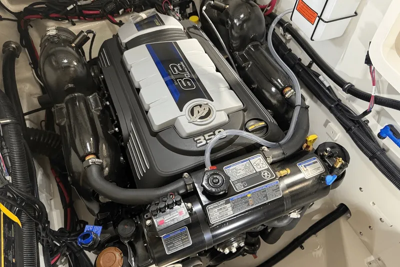 Slide: The Image of Sea Ray SLX 260 2026 - 31