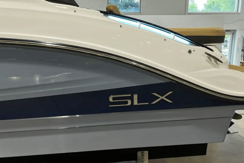 Slide: The Image of Sea Ray SLX 260 2026 - 6