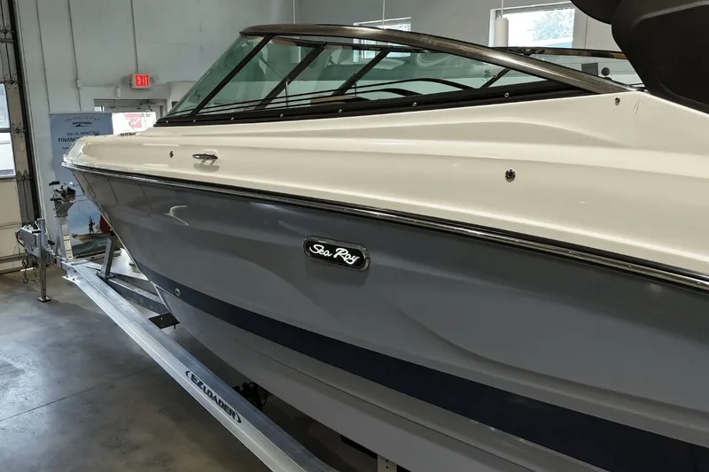 Slide: The Image of Sea Ray SLX 260 2026 - 8