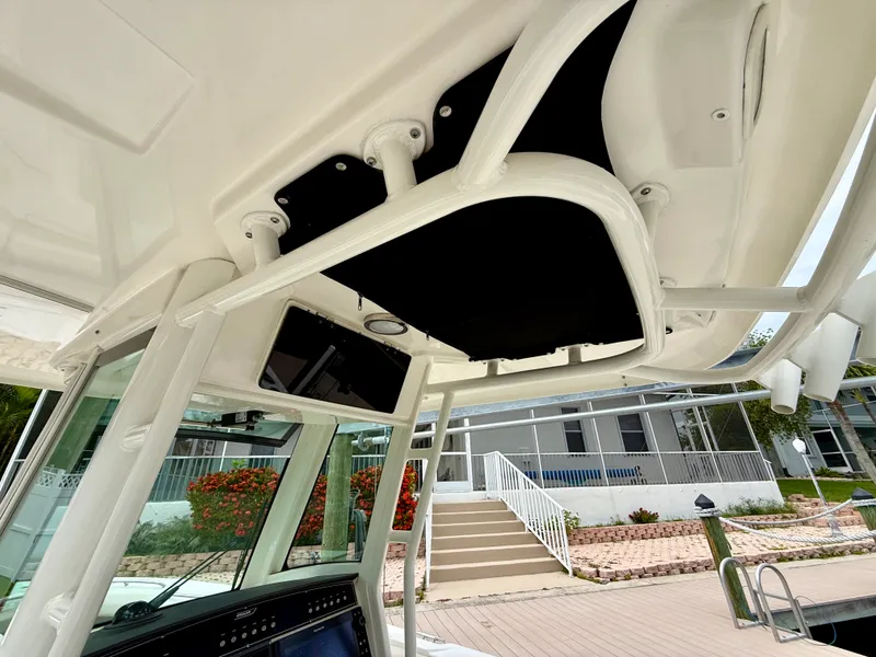 Slide: The Image of Boston Whaler 280 OUTRAGE 2021 - 17