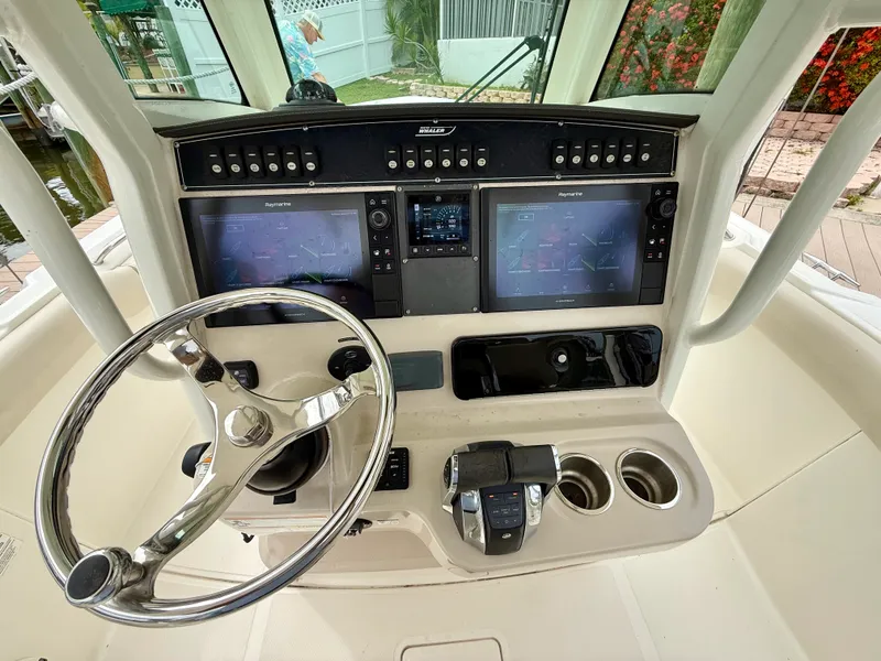 Slide: The Image of Boston Whaler 280 OUTRAGE 2021 - 18