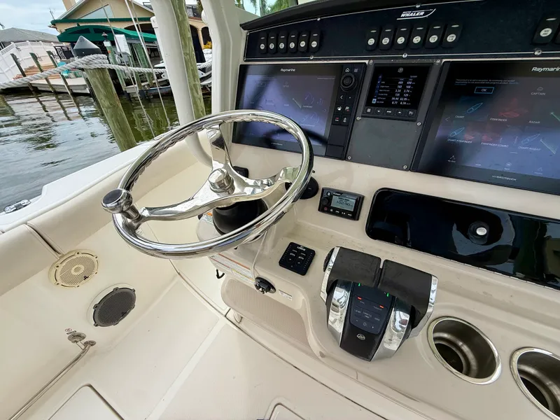 Slide: The Image of Boston Whaler 280 OUTRAGE 2021 - 22