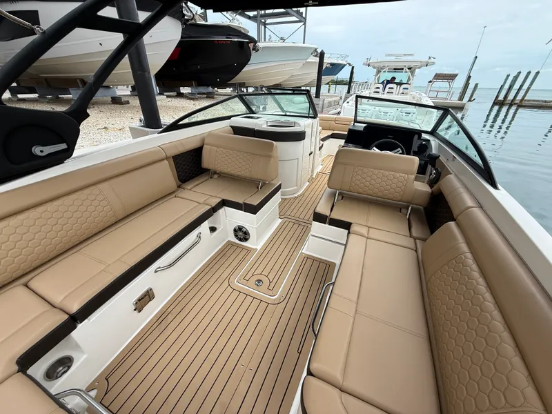 Slide: The Image of Sea Ray SDX 270 Outboard 2022 - 17