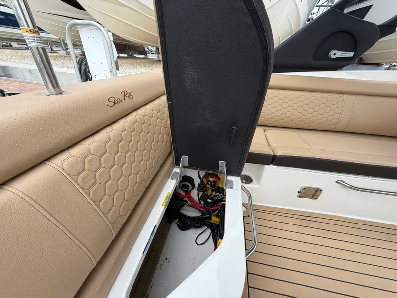 Slide: The Image of Sea Ray SDX 270 Outboard 2022 - 18