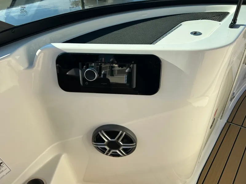 Slide: The Image of Sea Ray SDX 230 Outboard 2026 - 21