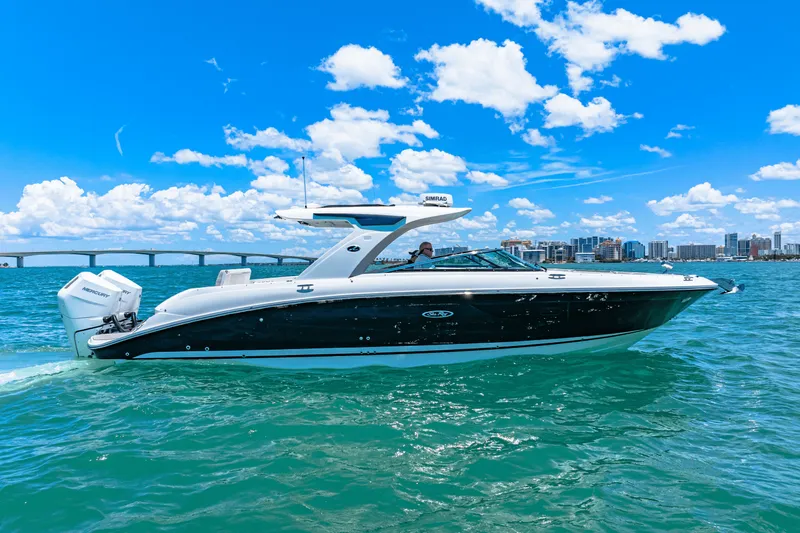 The Image of Sea Ray SLX 350 Outboard 2026 - 0