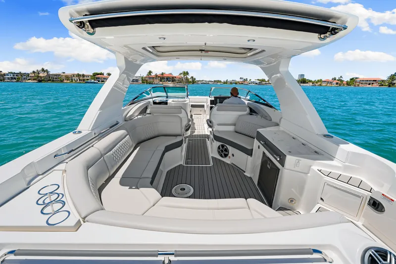 Slide: The Image of Sea Ray SLX 350 Outboard 2026 - 32