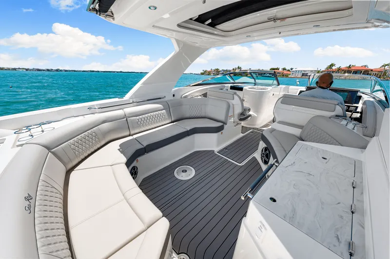 Slide: The Image of Sea Ray SLX 350 Outboard 2026 - 33