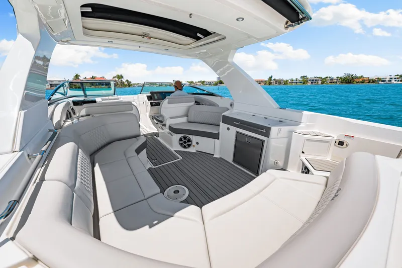 Slide: The Image of Sea Ray SLX 350 Outboard 2026 - 34