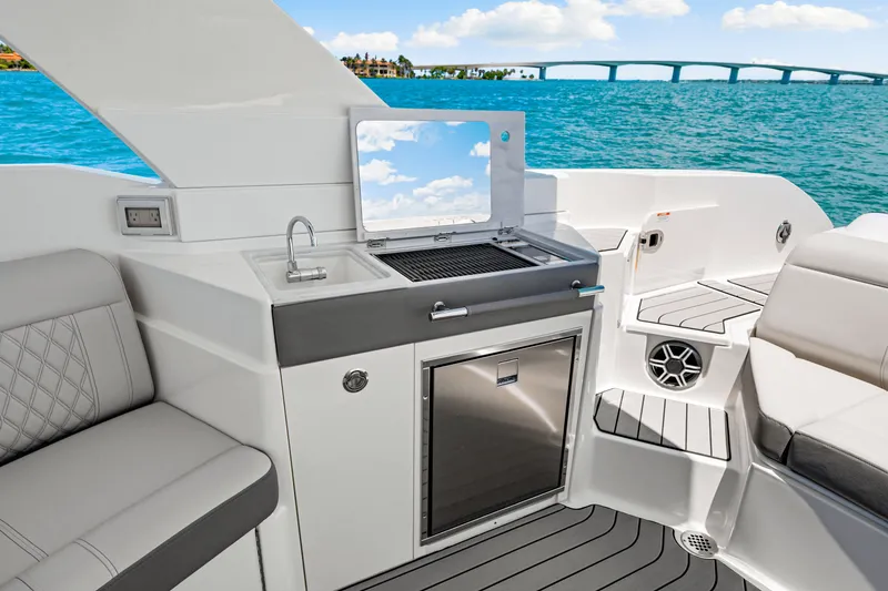 Slide: The Image of Sea Ray SLX 350 Outboard 2026 - 37