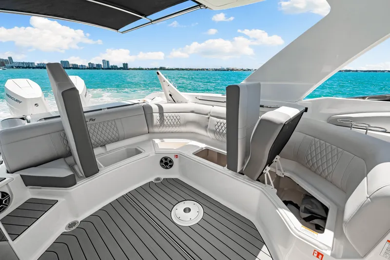 Slide: The Image of Sea Ray SLX 350 Outboard 2026 - 38