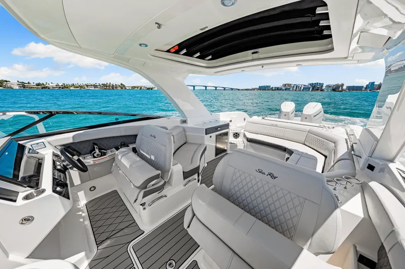 Slide: The Image of Sea Ray SLX 350 Outboard 2026 - 39