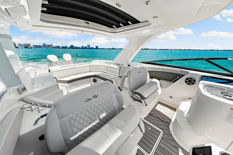 Slide: The Image of Sea Ray SLX 350 Outboard 2026 - 40