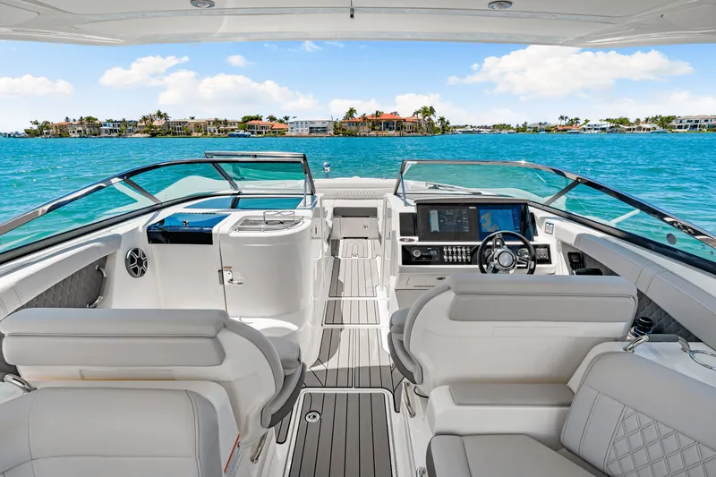 Slide: The Image of Sea Ray SLX 350 Outboard 2026 - 41