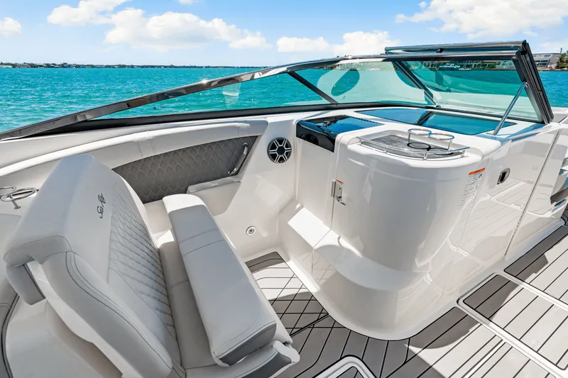 Slide: The Image of Sea Ray SLX 350 Outboard 2026 - 44