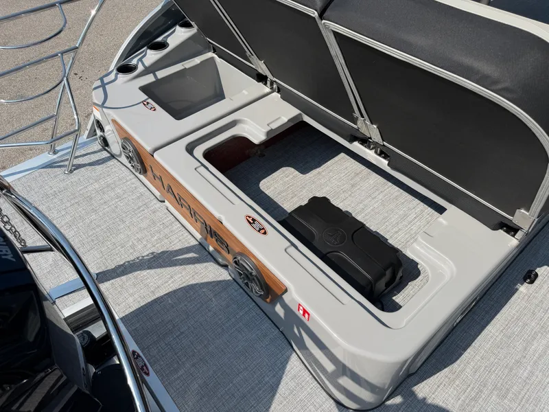 Slide: The Image of Harris Grand Mariner 250 2026 - 24