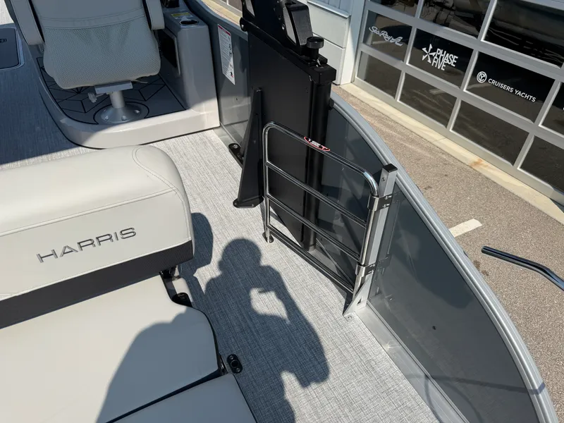 Slide: The Image of Harris Grand Mariner 250 2026 - 27