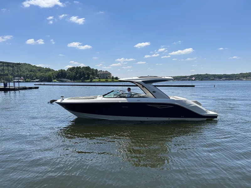 The Image of Sea Ray SLX 310 2026 - 0