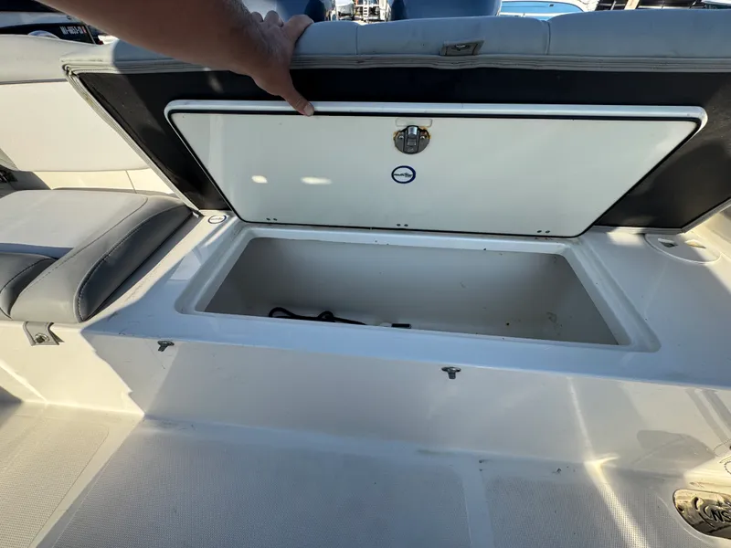 Slide: The Image of NauticStar 2602 LEGACY 2022 - 8