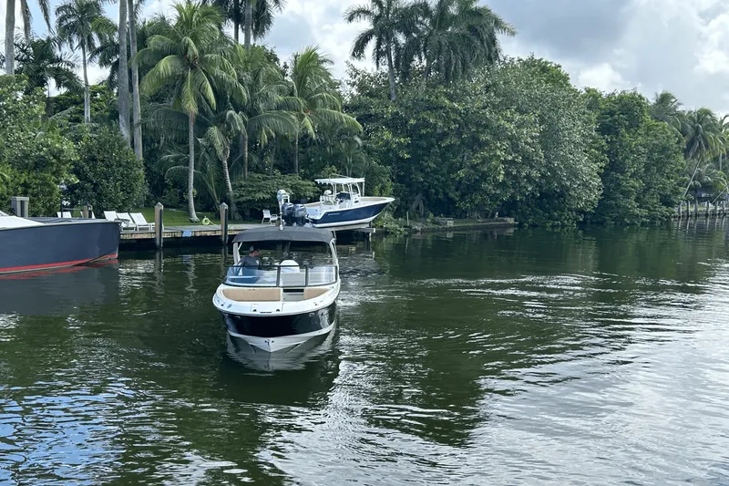 Slide: The Image of Sea Ray SDX 250 Outboard 2025 - 10