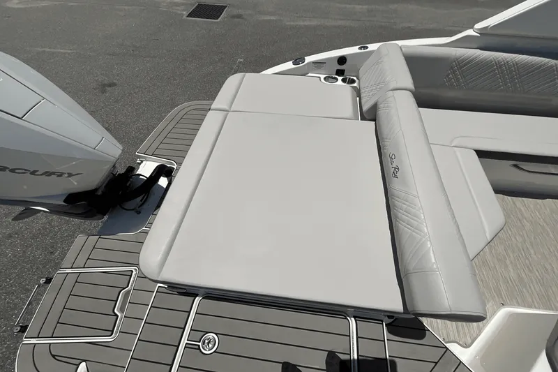Slide: The Image of Sea Ray SDX 270 Outboard 2025 - 17
