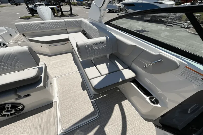 Slide: The Image of Sea Ray SDX 270 Outboard 2025 - 7