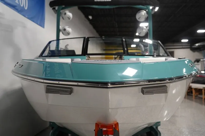 Slide: The Image of Malibu Boats 23 LSV 2025 - 14